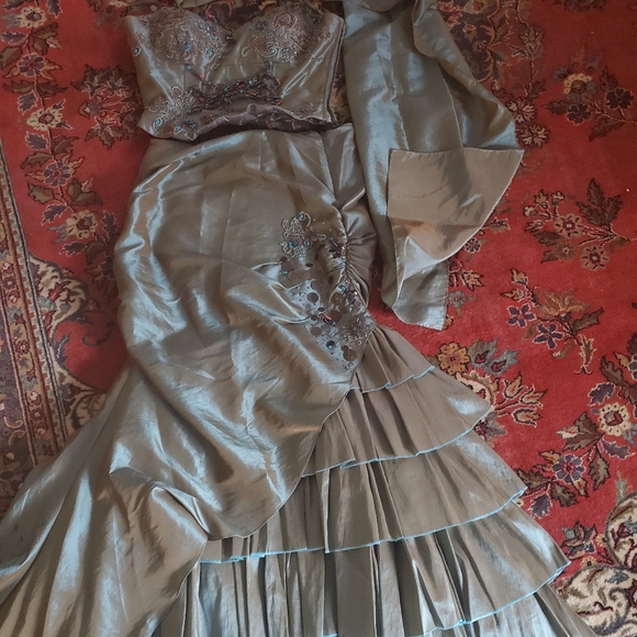 Beautiful 2 Peice Prom Dress - Picture 2 of 6